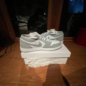 Jordan 1 low wolf greys